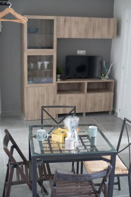 In The Center Near & Free Wifi Apartment